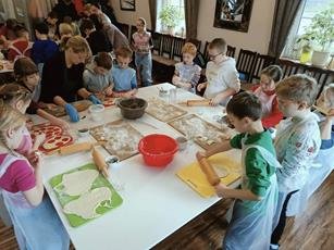 Uczniowie klas 1-3 wzięli udział w warsztatach świątecznych pt. "Wieczerza wigilijna".