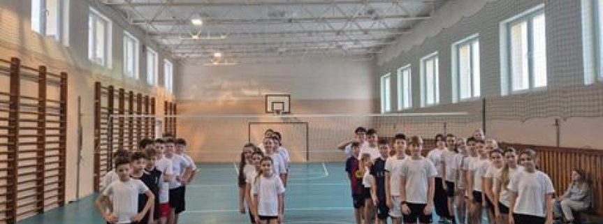 Sparing w Piłkę Siatkową z uczniami ze szkoły podstawowej w Kurdwanowie.