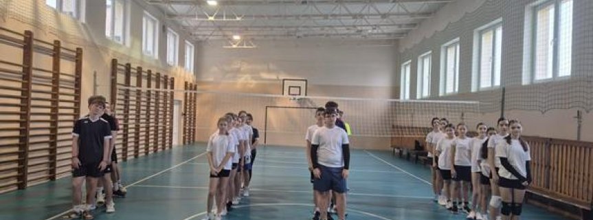 Sparing w piłce siatkowej klas 7 i 8.